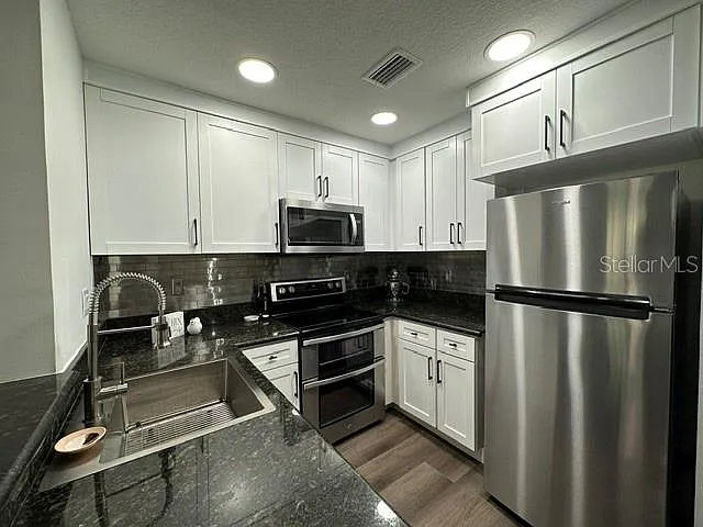 107 Bradford Beach Ct — Photo 9