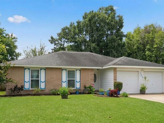 2nd image of 304 Cherry Ct