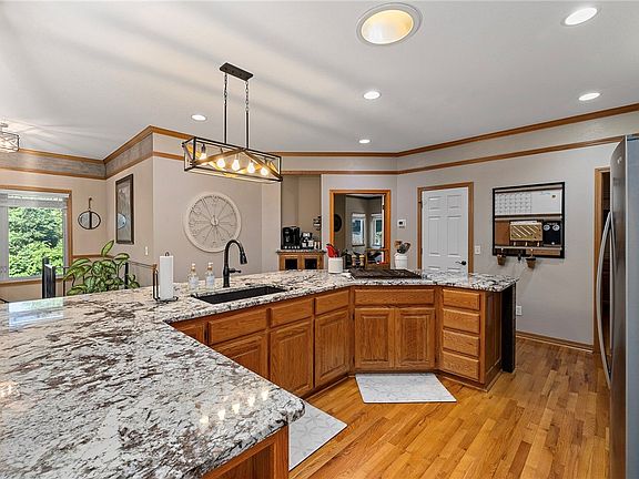 5th image of 6 Leawood Pl