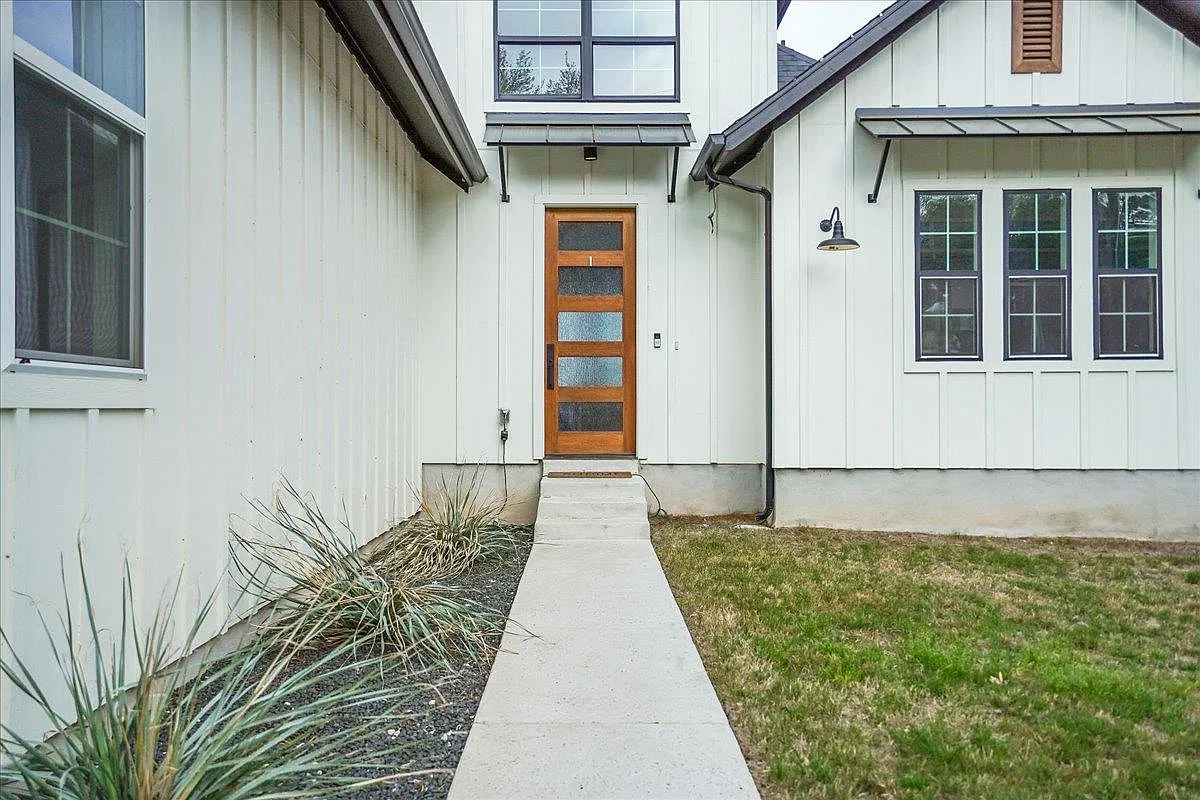 3 bed, 2.5 bath, 2495 sqft, $3,800 — Photo 4