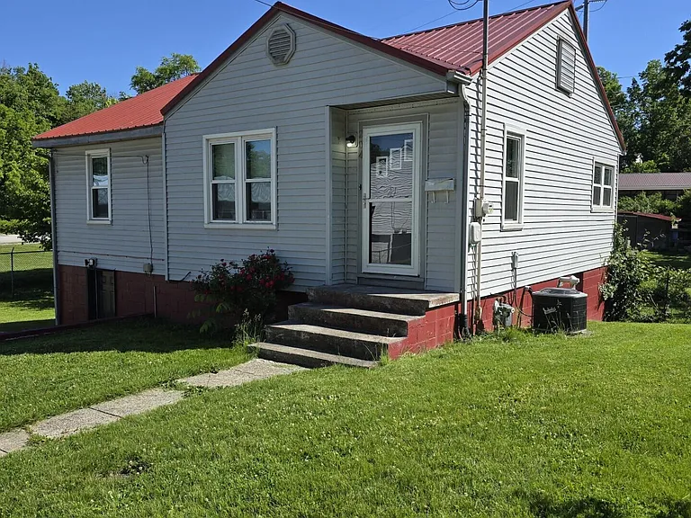 204 S Robbins Ct — Photo 2