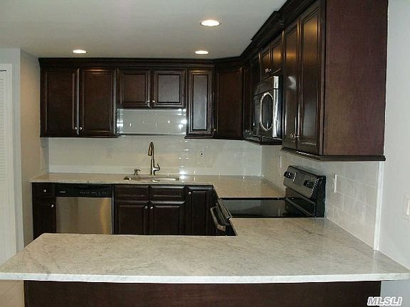 4th image of 18 Scotch Pine Dr