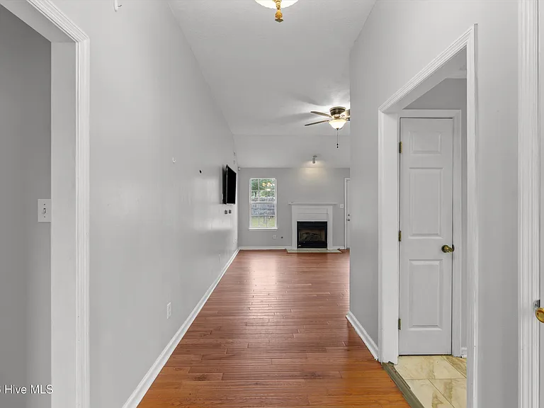 546 Jackson St — Photo 5