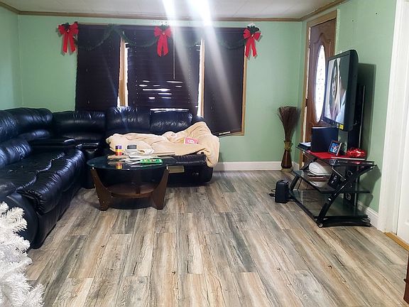 2nd image of 811 E 8th St