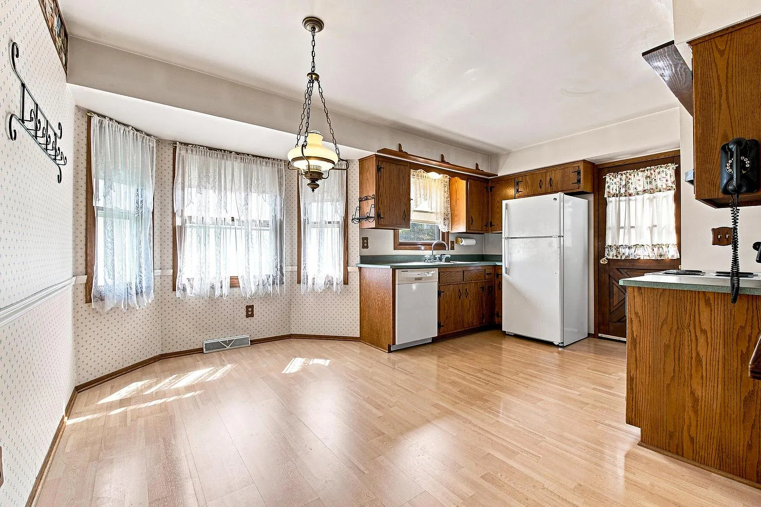 928 S. 111th Place — Photo 3