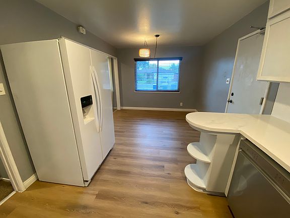 3rd image of 4032 E Farrin Ave