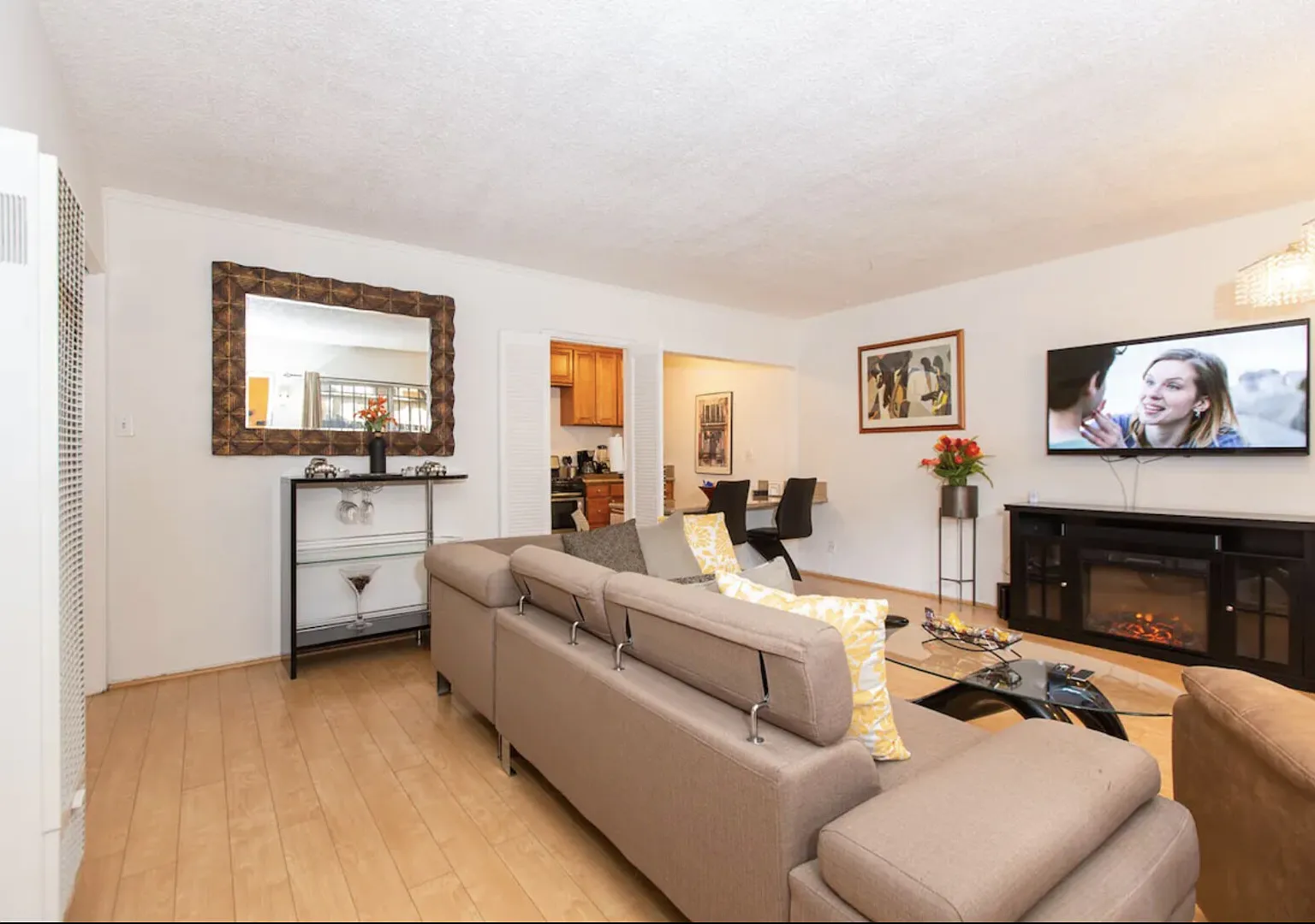Posh 2 BR/1BA in WeHo — Photo 3