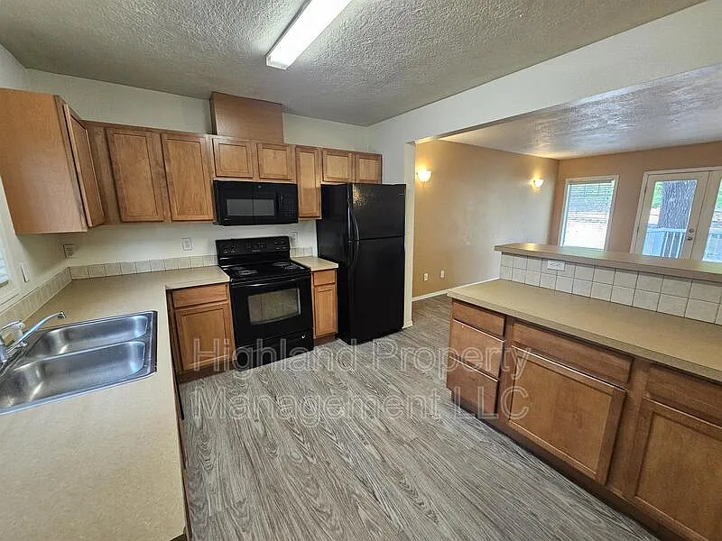 5 bed, 2.0 bath, 1500 sqft, $2,800 — Photo 2