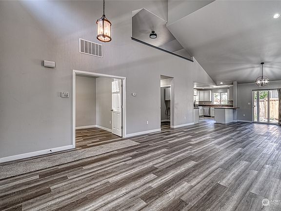 4th image of 2523 170th Street E