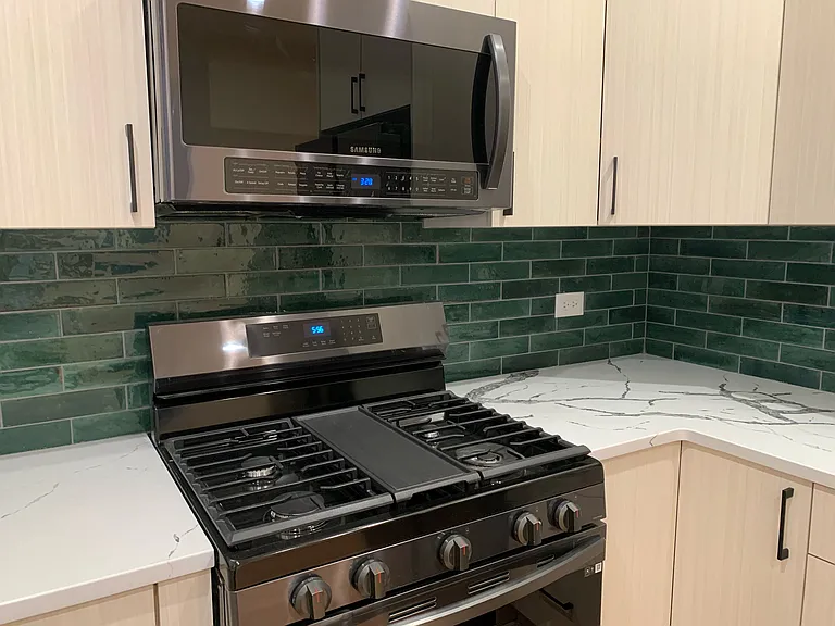 1039 W Barry Ave #2 — Photo 4