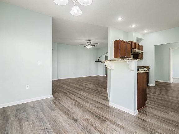 5th image of 1412 Lakes Circle Dr