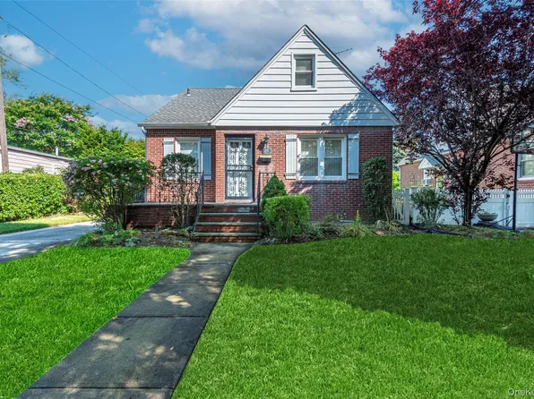 25 Nugent Street, New Hyde Park, NY 11040