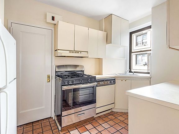 3rd image of 240 W 75th St APT 6B