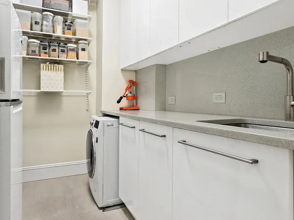 305 East 40th Street image 18 of 19