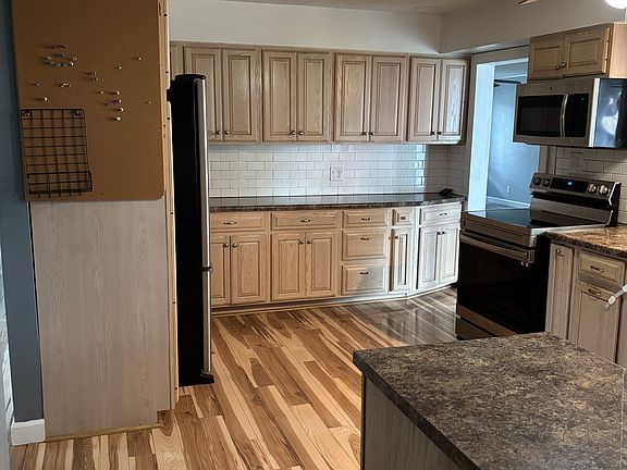 3rd image of 34 Queensway Dr