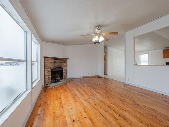 3rd image of 490 Bentwood Dr