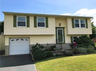 6658 Royal Pkwy N, Lockport, NY 14094