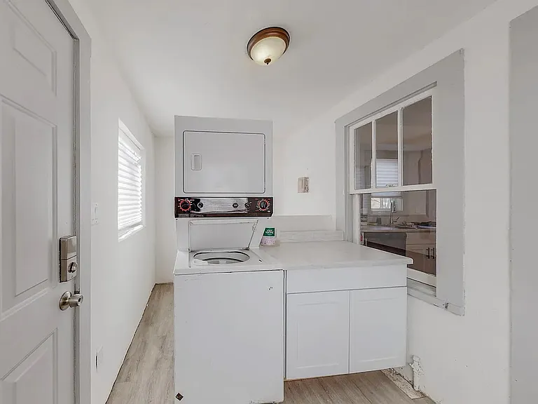 221 Girard Blvd SE #1F — Photo 9