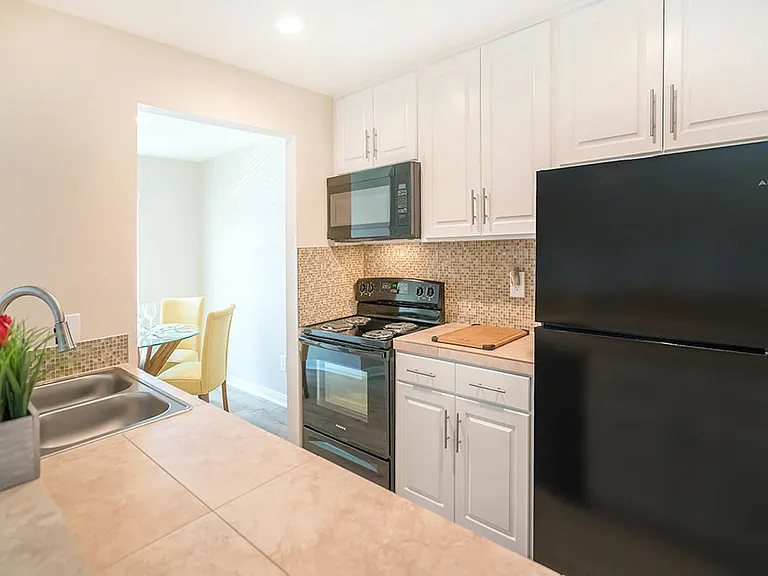 Los Prados Apartment Homes — Photo 23