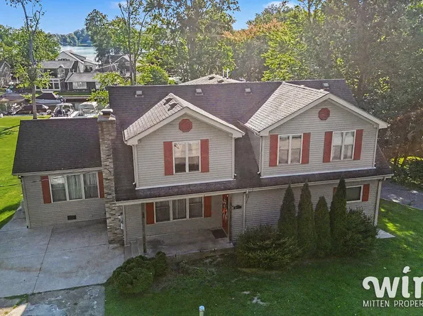 4971 Shoreview Dr, Coloma, MI 49038