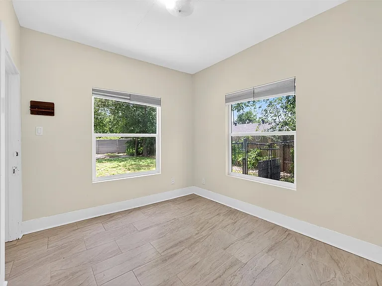 529 W Clark St — Photo 10