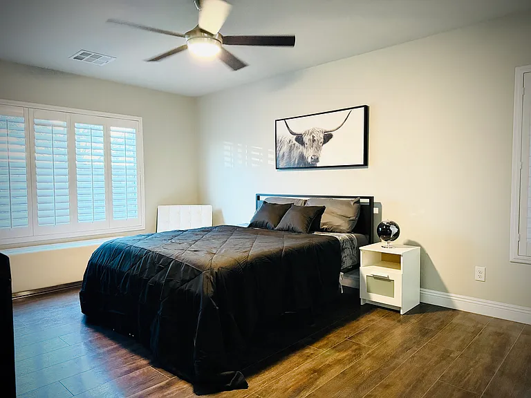 Queen sized bed w/ brand new memory foam mattress & 50in SmartTV