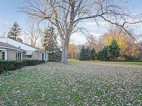 5th image of 1103 Lake Michigan Dr NW