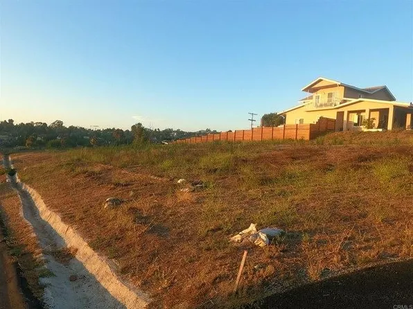 1198 1/2 Barbara Dr, Vista, CA 92084