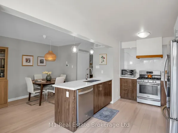 39 Ptarmigan Dr #5, Guelph, ON N1C 1E8