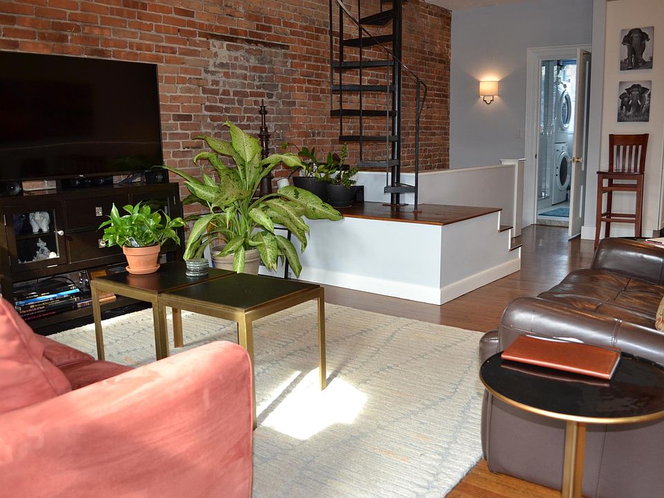 Upper level open floor plan. Spiral staircase leads to "head house" (approx. 10' x 12' room we use as a workspace -- see separate pic) and roof deck.