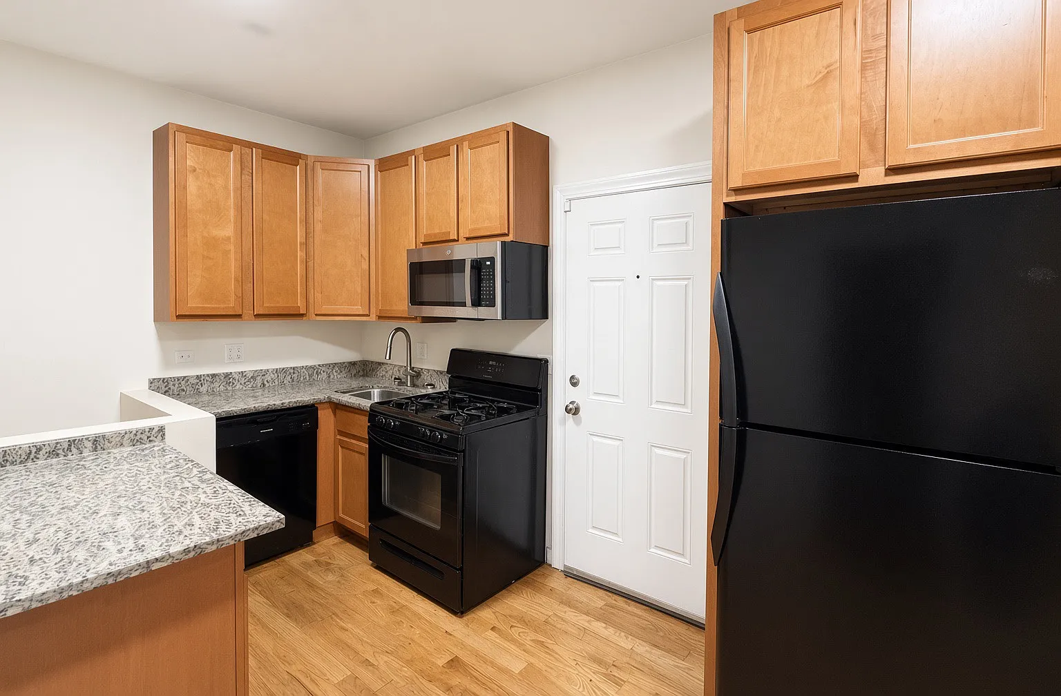 4 bed, $3,185 — Photo 2
