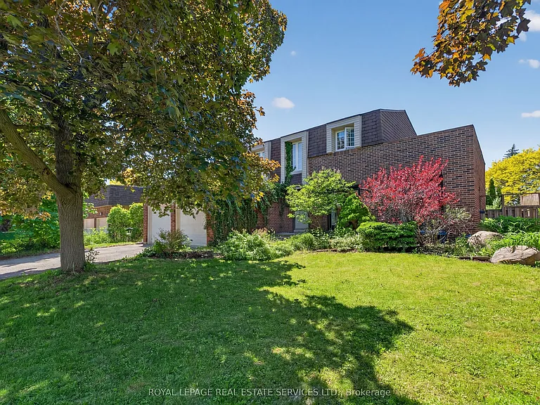 28 Wootten Way N — Photo 2
