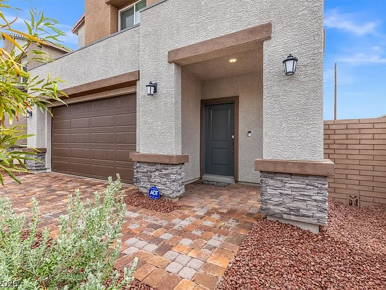 541 Preston Crest St — Photo 2