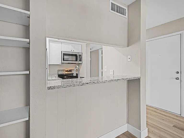 1917 Maravilla Ave #34 — Photo 9