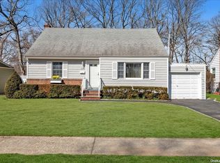 1076 Lakeshore Dr, Massapequa Park, NY 11762