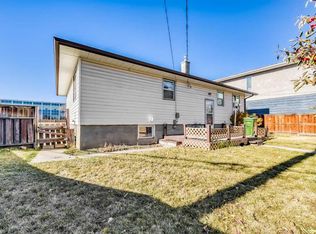 3452 W 37th St SW, Calgary, AB T3E3C1