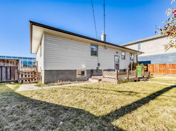 3452 W 37th St SW, Calgary, AB T3E 3C1
