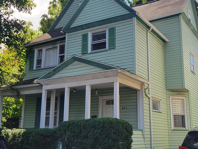 285 Richard St — Photo 2