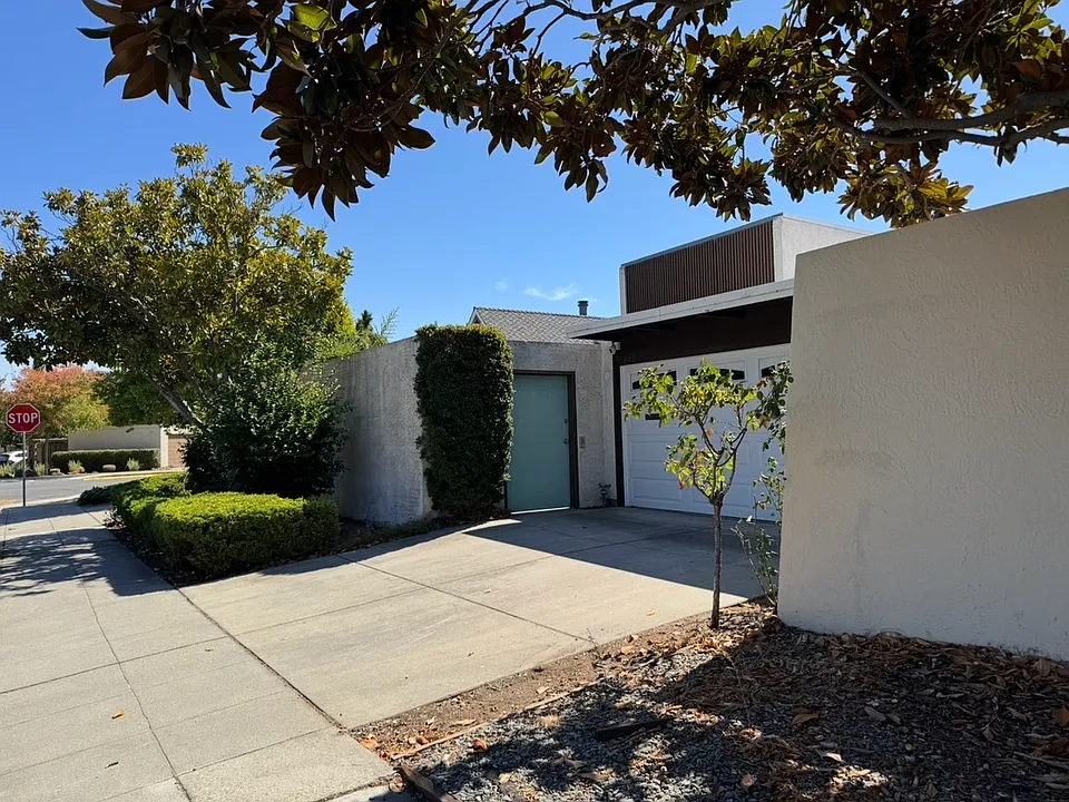 Cascade Dr