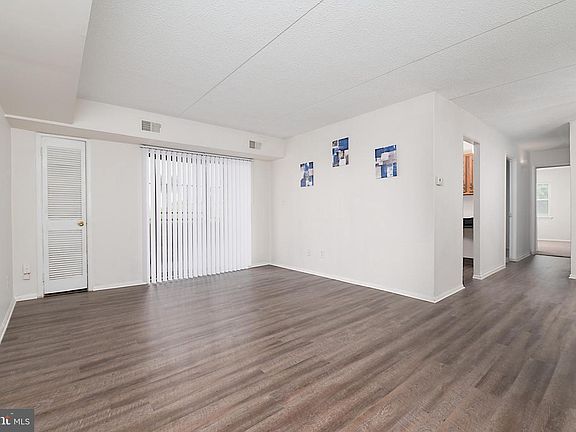 2nd image of 812 Governor Cir #812