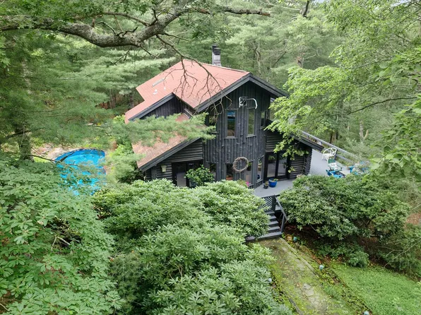 https://photos.zillowstatic.com/fp/bfc5b5fdd150d8ae1a7921d3a99cb23e-p_e.webp