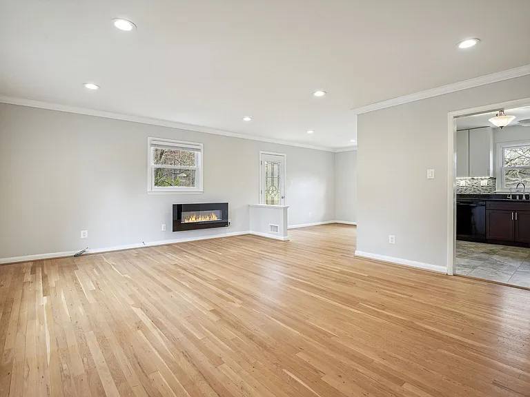 1204 Gladstone Dr — Photo 3