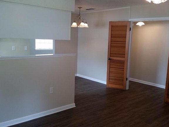 5th image of 413 Tanglewood Dr