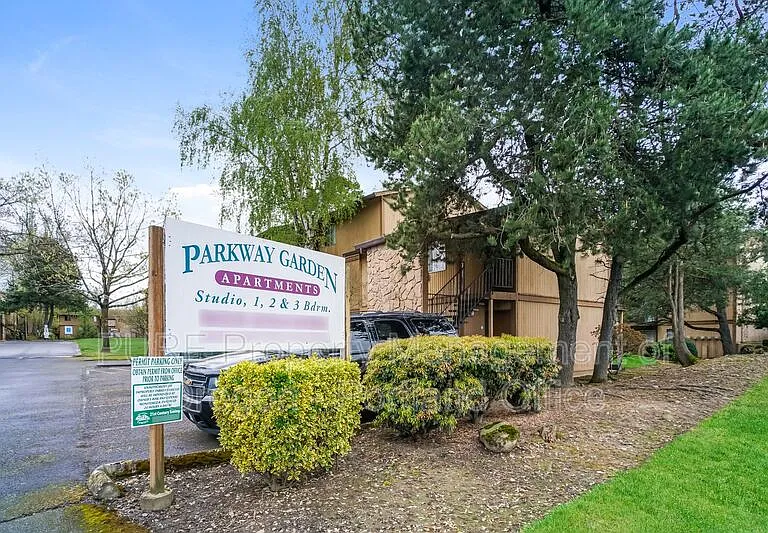 Parkway Garden — Photo 17