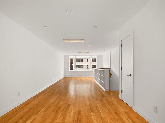 5th image of 22 Greenwich Ave #1