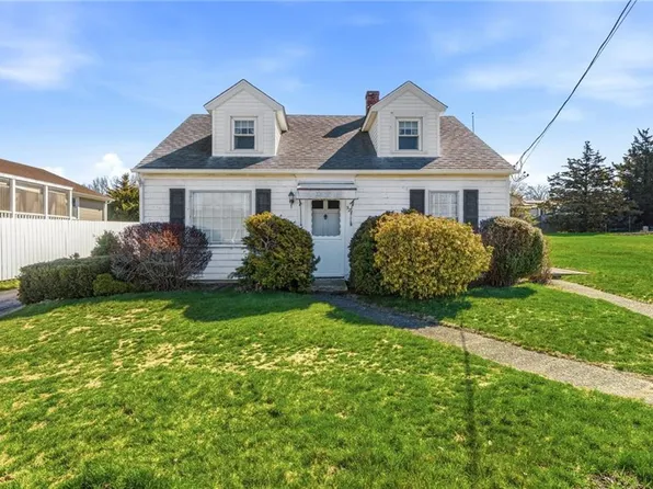 528 Metacom Ave, Bristol, RI 02809
