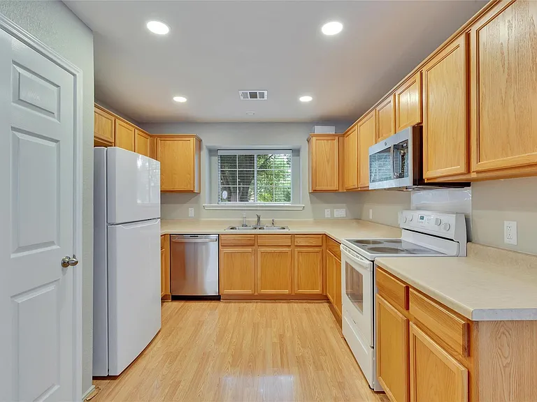 2212 Melissa Oaks Ln — Photo 9