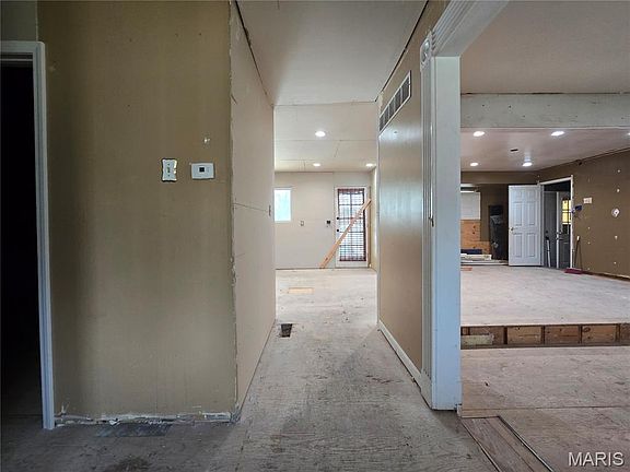 5th image of 3655 Seville Dr