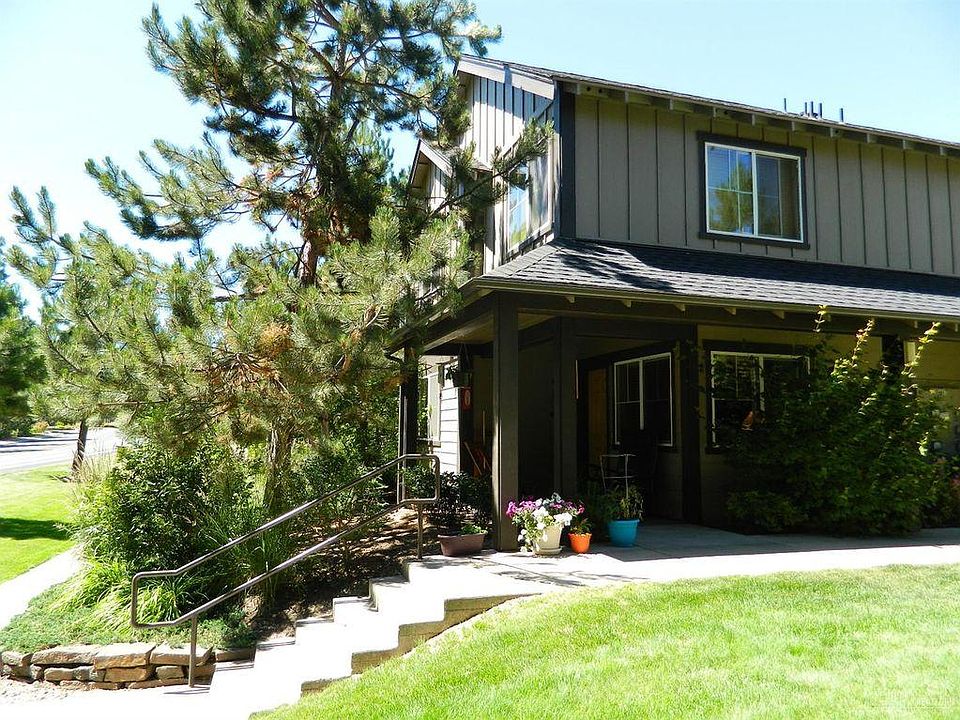 Exterior, end-cap unit facing Shevlin Park Dr.