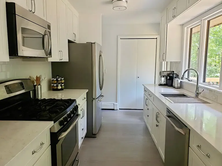 Glenview Dr — Photo 9